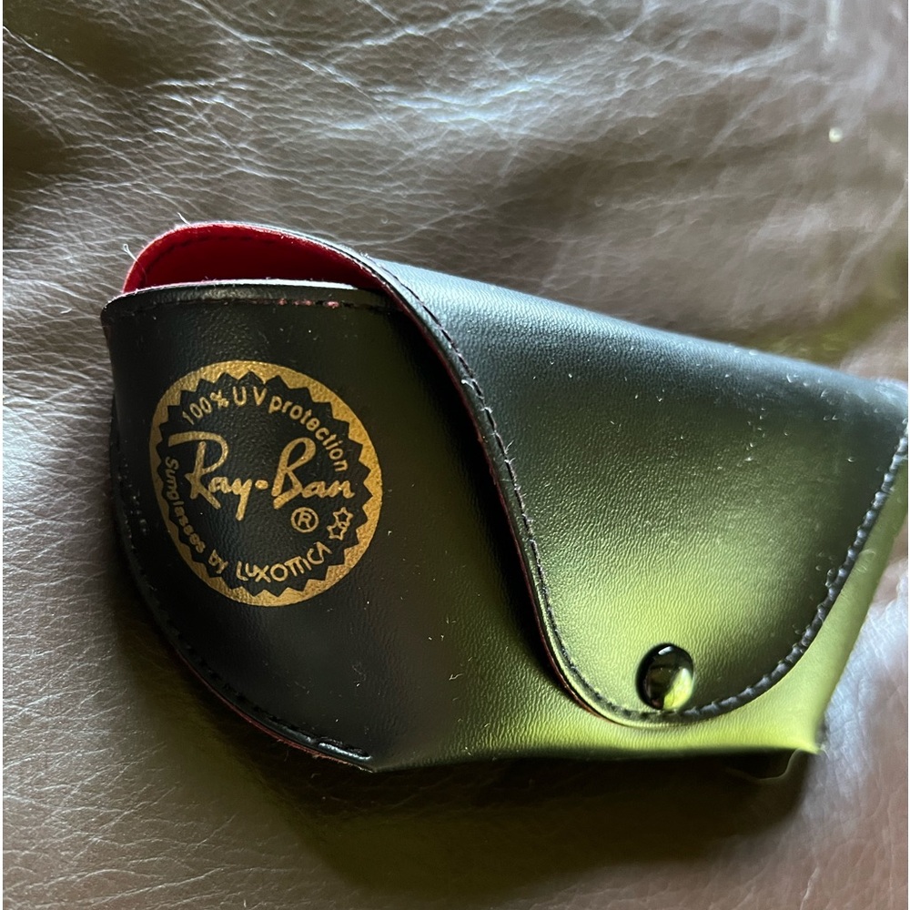 Ray-Ban Aviators. Like new condition. No scratched. Worn once. Case included.